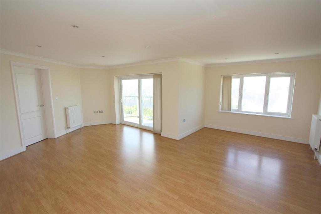 12 Longshore Apartments Lounge