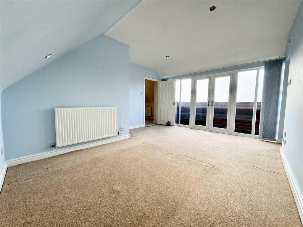 waterside main bedroom.jpg