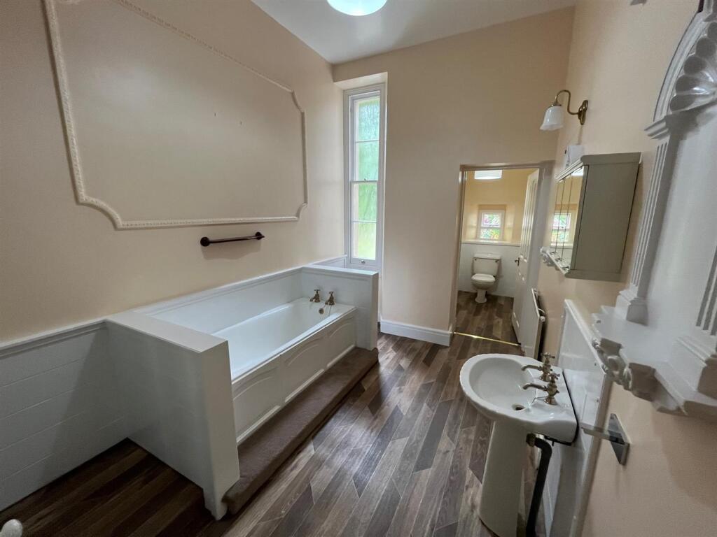 Bathroom (1).jpg