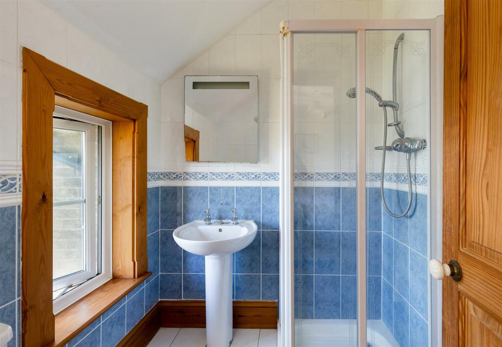 En Suite to Bedroom 3