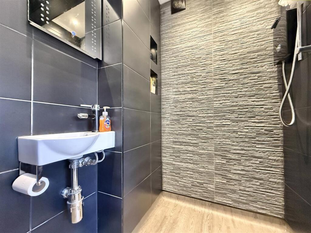 En Suite Wet Room.jpg