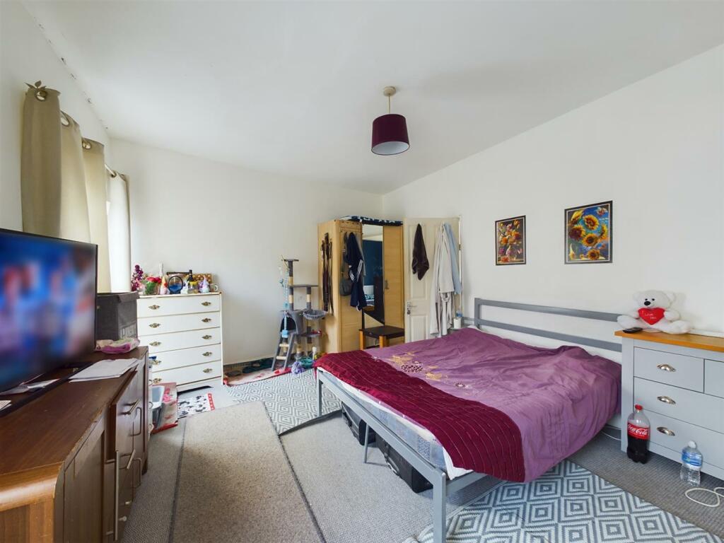 Bedroom 1 (3).jpg