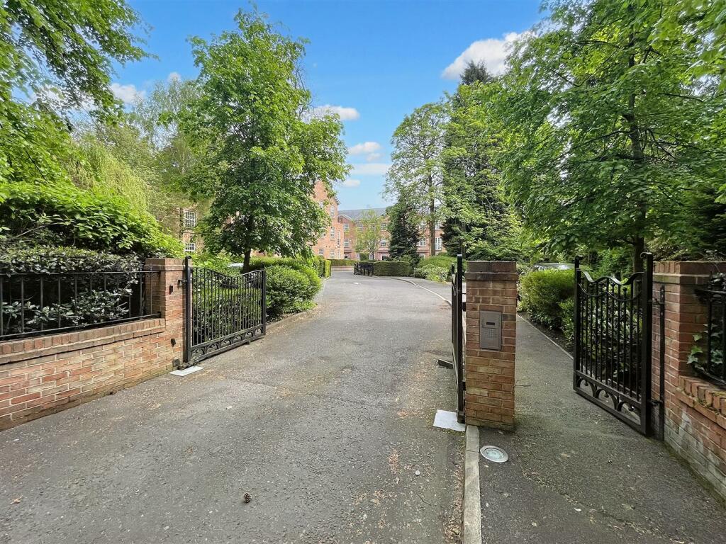 Private Entrance into Cheswick Place.jpg