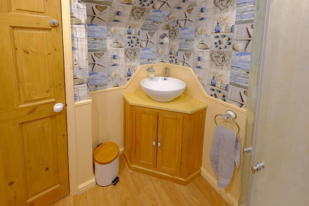 DOWNSTAIRS SHOWER ROOM 2.jpg