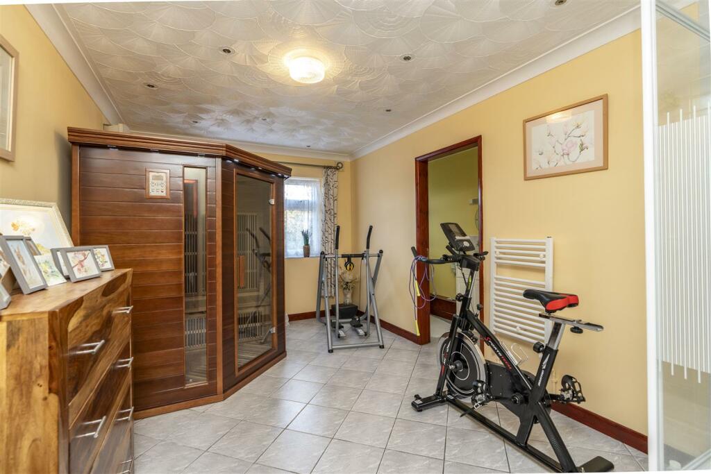 SAUNA ROOM :