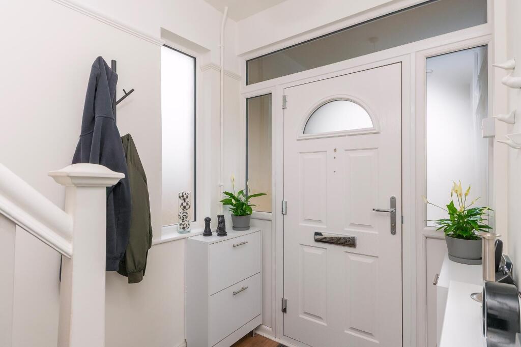 0J7ABN - Hallway B.jpg