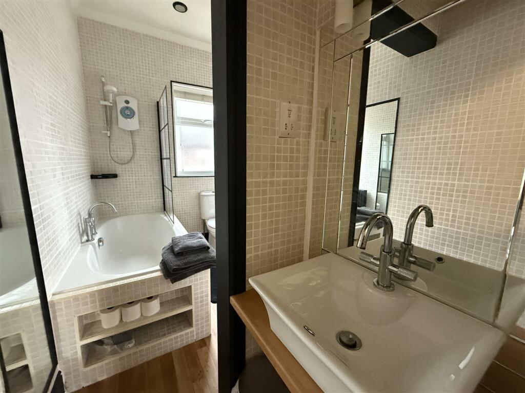 BATHROOM/WC