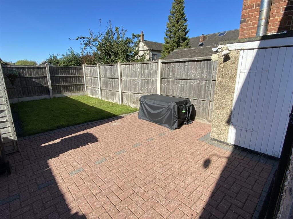 Rear garden with outbuilding/garden store