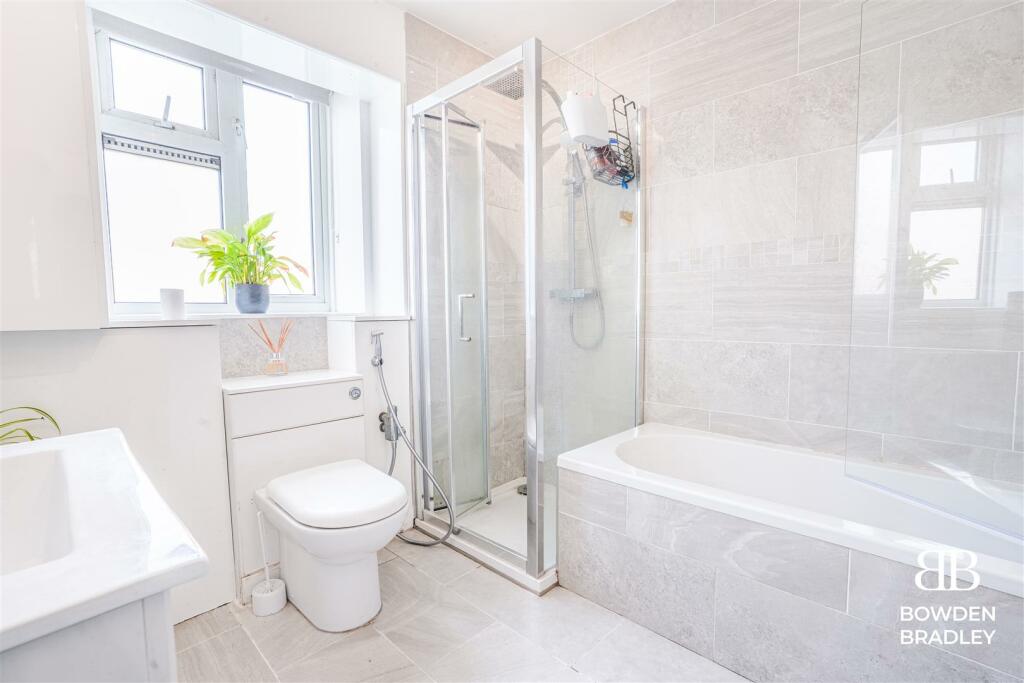 Bathroom (B).jpg