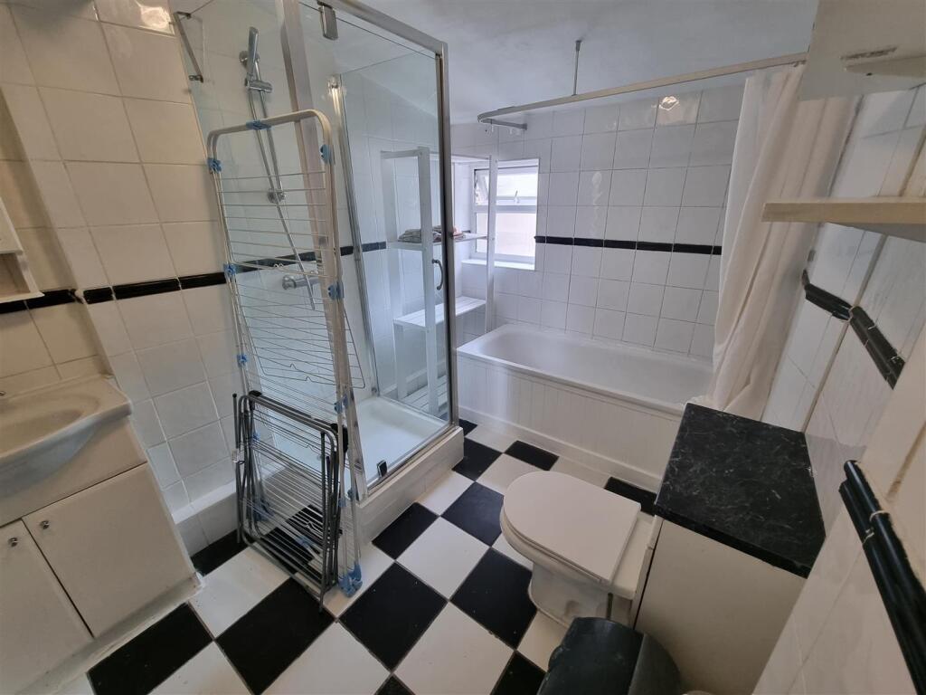 11a Pevensey Road Bathroom.jpg