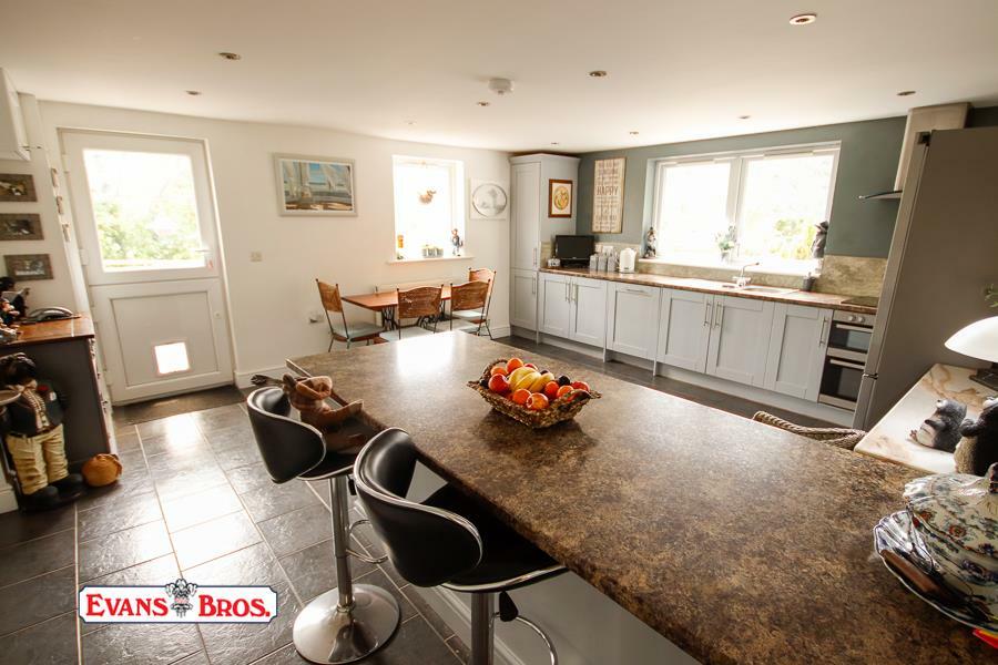 KITCHEN / BREAKFAST ROOM