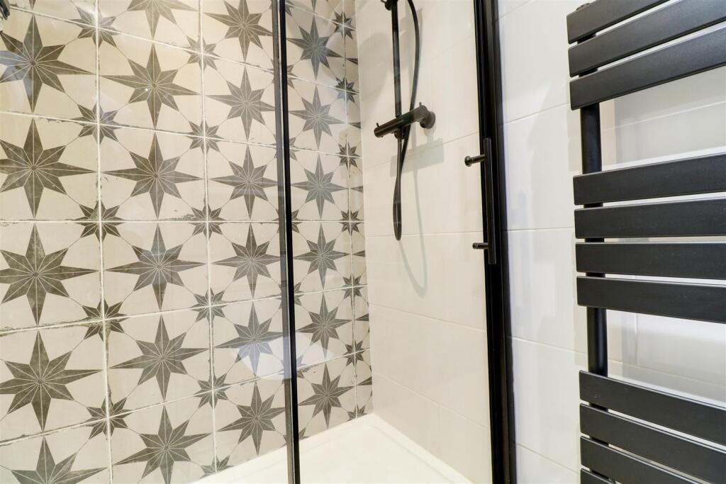 63 Berry Hill bathroom 2.jpg