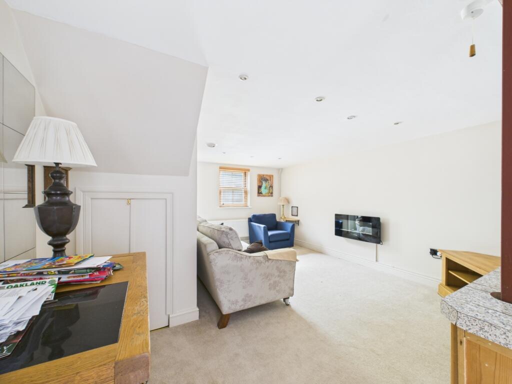 CAM01740G0-PR0414-STILL012