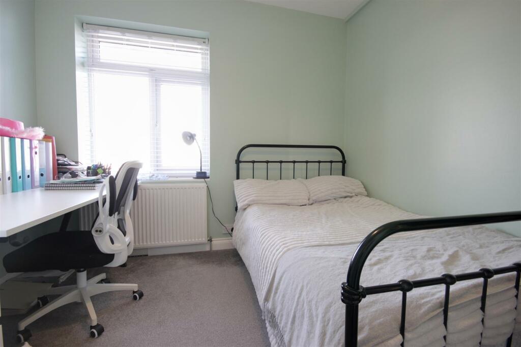 BEDROOM 2 (REAR)