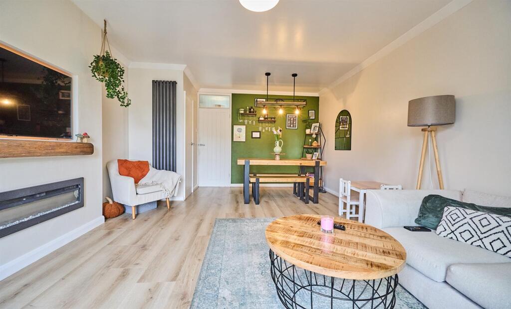 Lounge dining room to rear