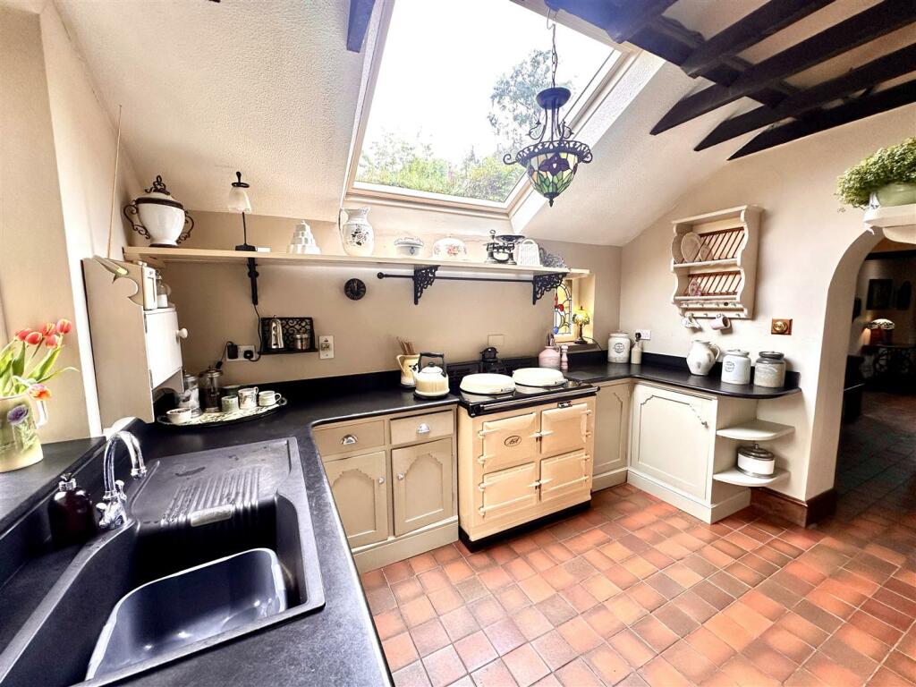 BREAKFAST ROOM/KITCHEN