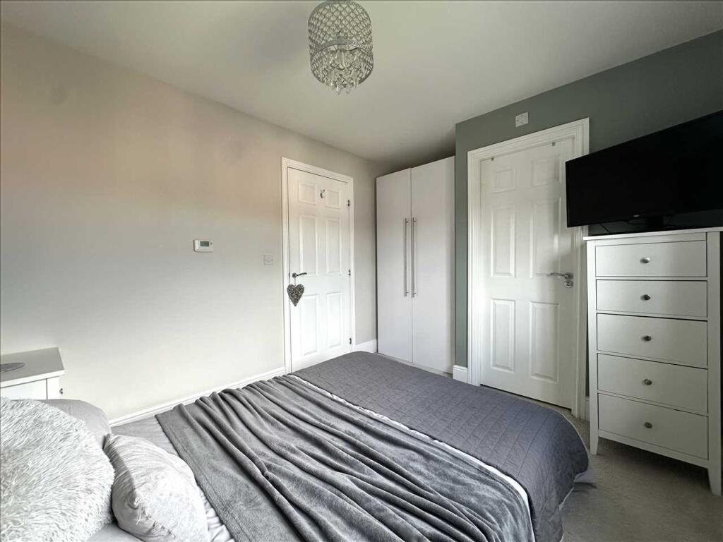 Bedroom (rear)