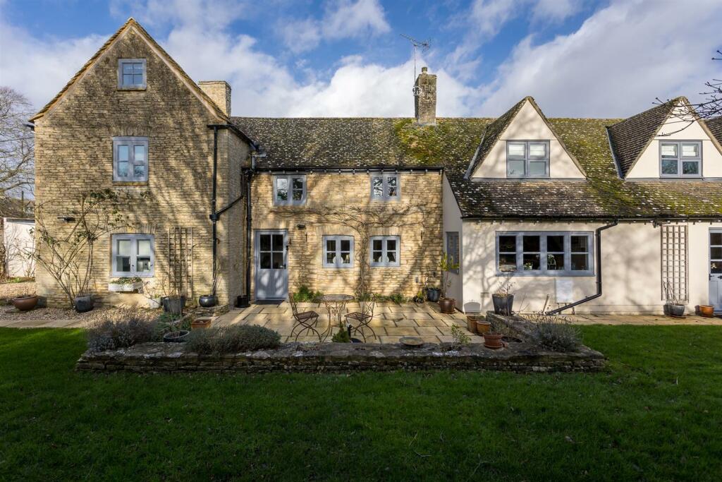 17 - Leah House - SN6 6LQ - Web.jpg