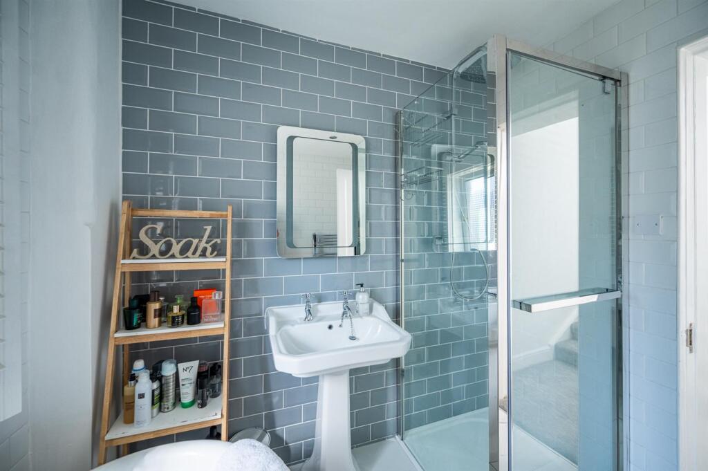 Bathroom (1).jpg