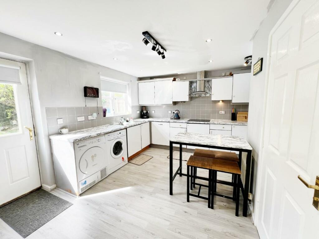 Kitchen pic 1.jpg