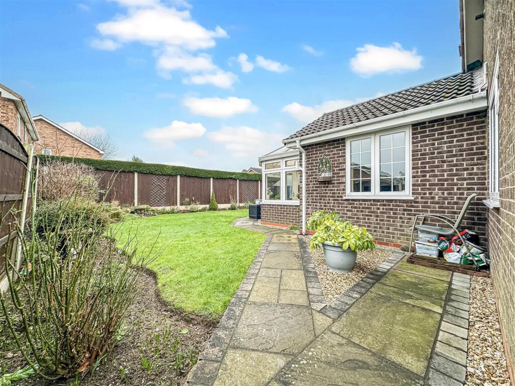 Lovely Enclosed Garden 051