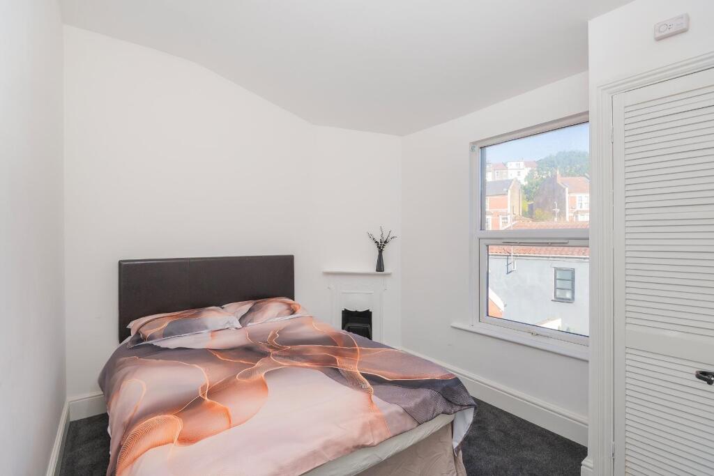 2S7J0LBR - Bedroom B.jpg