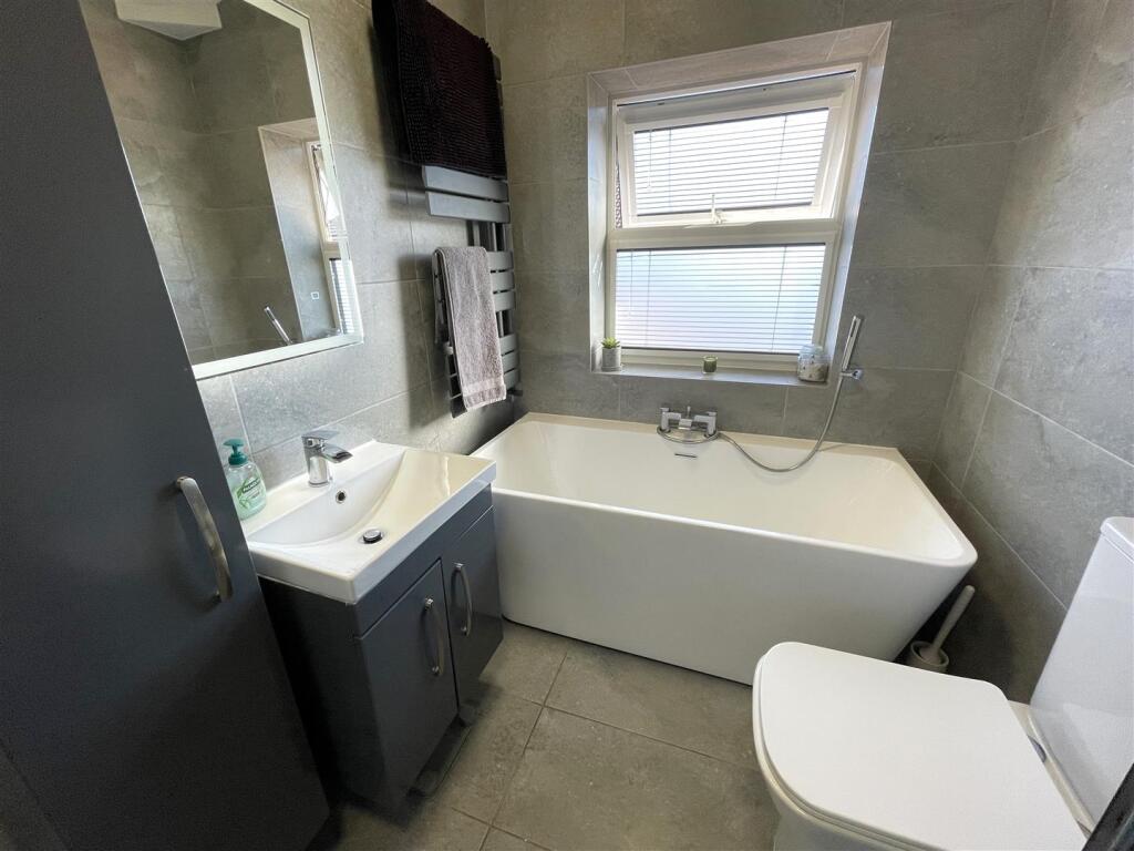 Family Bathroom 1.JPG