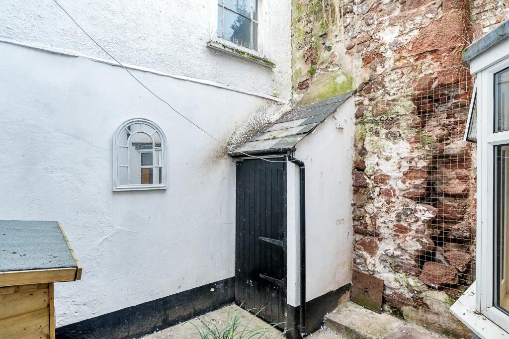 Courtyard with outside WC