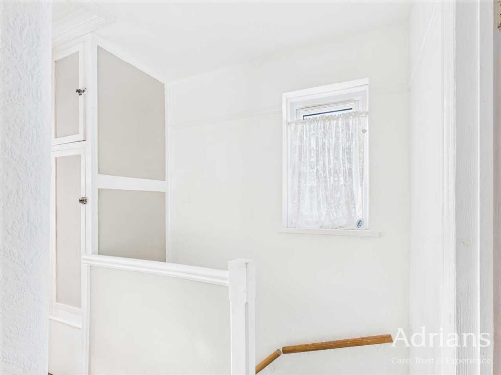 FIRST FLOOR LANDING