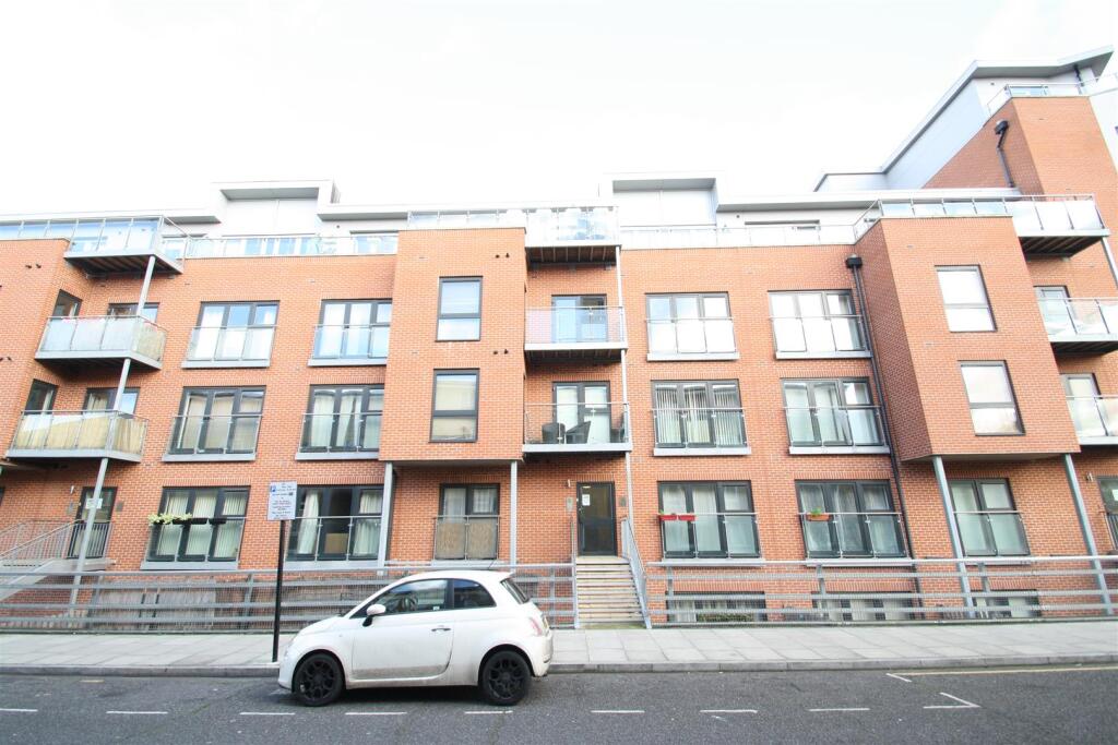 ST CHLOES HOUSE ENTRANCE