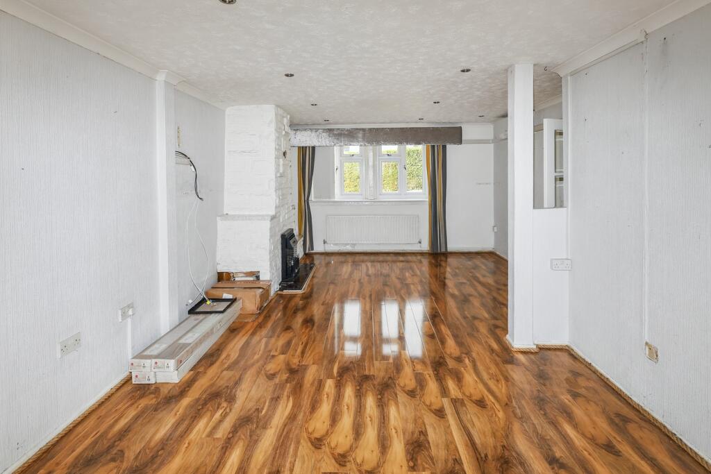 8 Colne Drive, Romford RM3 9JX