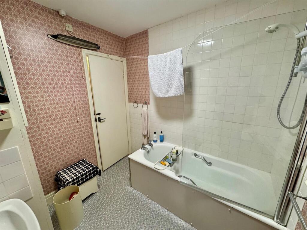 Bathroom 2.jpg