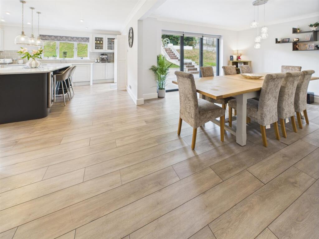 KITCHEN/DINING ROOM