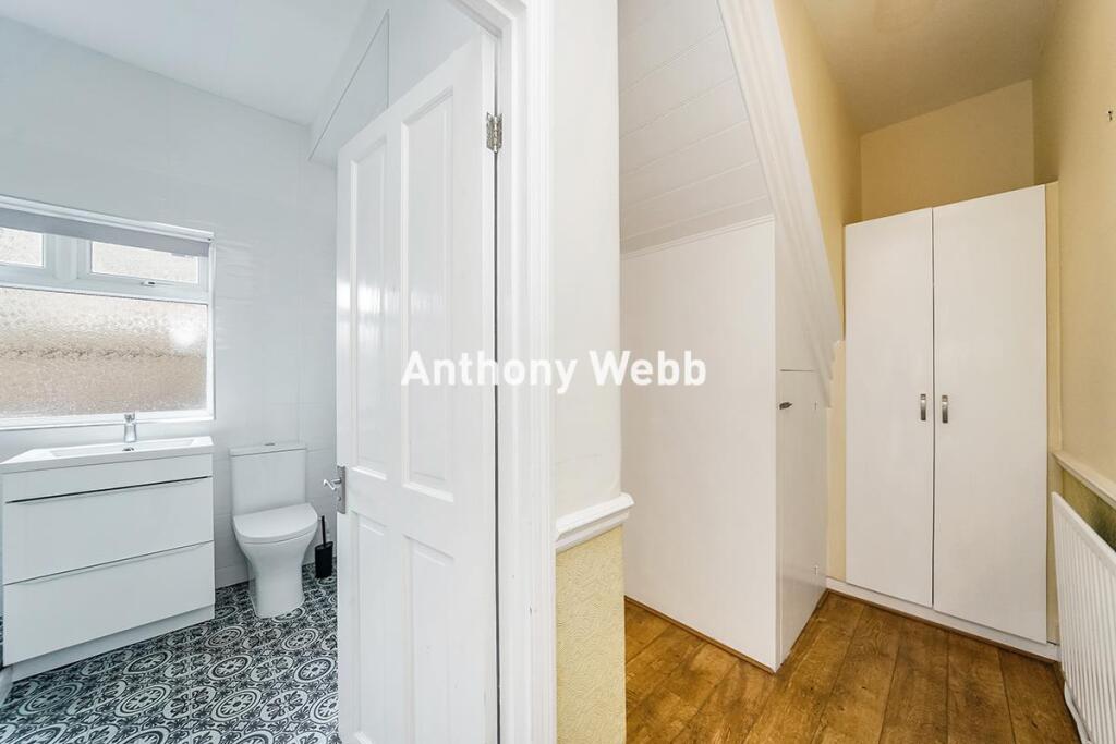 Shower room/hallway