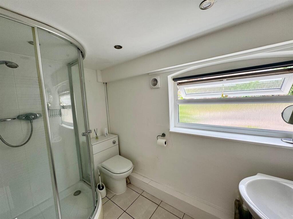 34 shower room.jpg