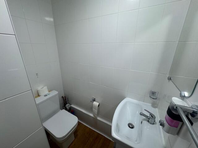 Cloakroom/wc