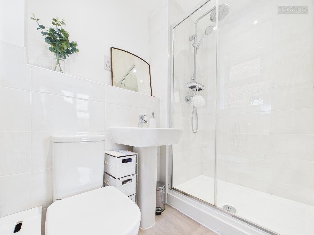 En-Suite To Master Bedroom