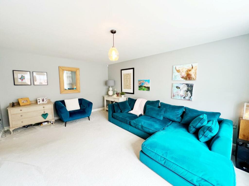 Lounge pic 2.jpg
