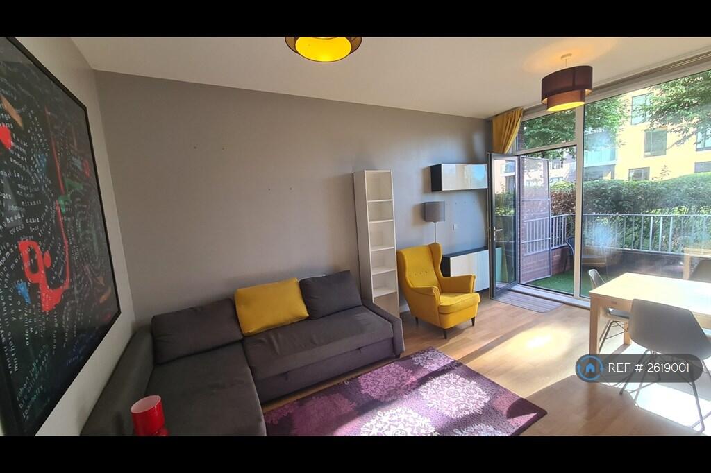 Living Room - Photo 2