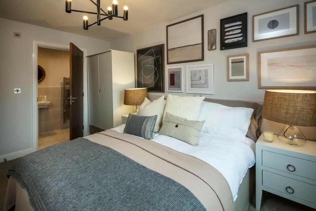 Bedroom and en-su...