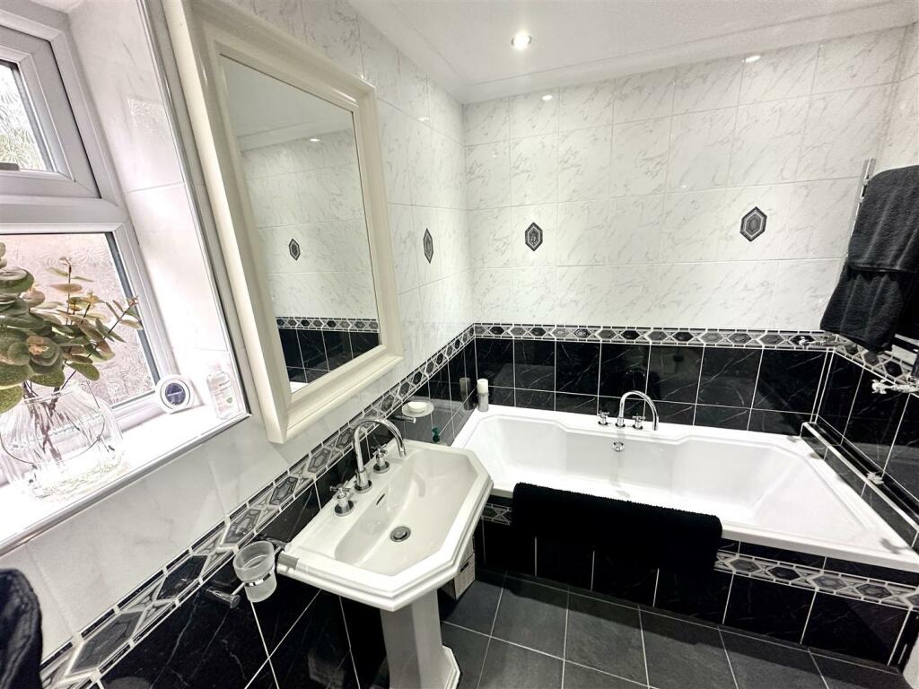 FAMILY BATHROOM