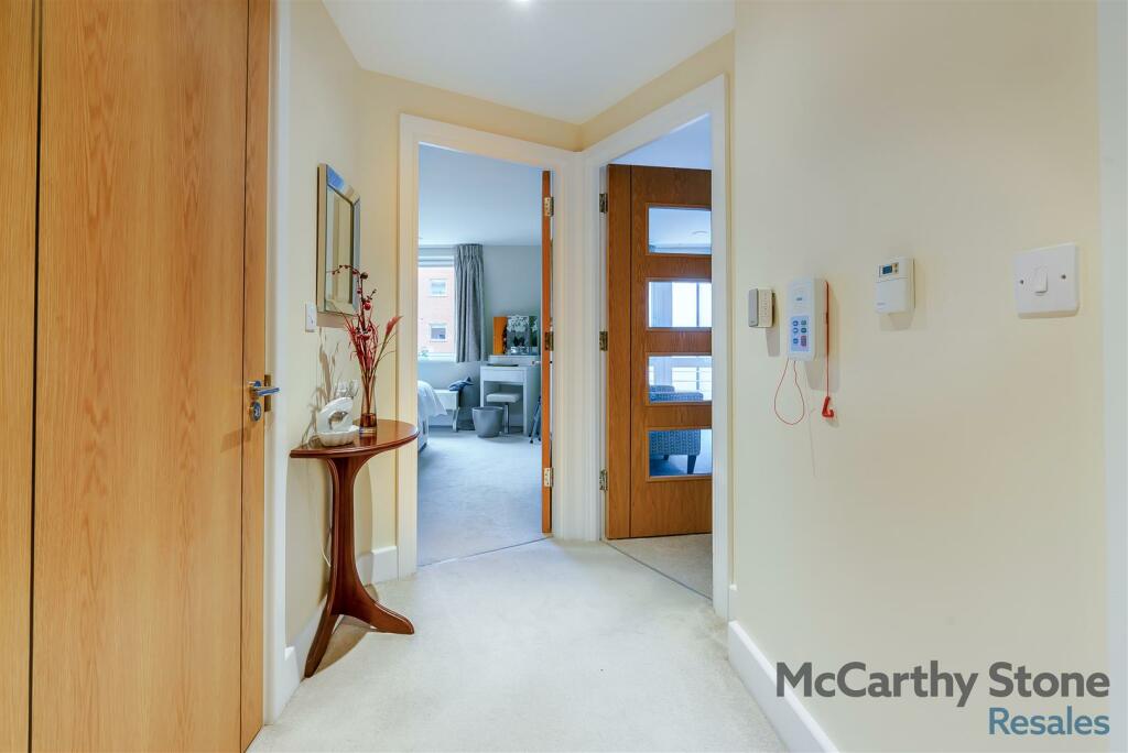 8630798-interior10.jpg