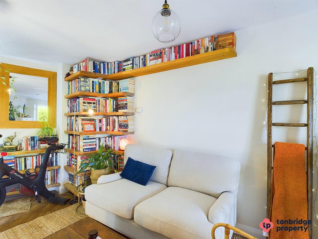 Giraffe Living Room Branded 014