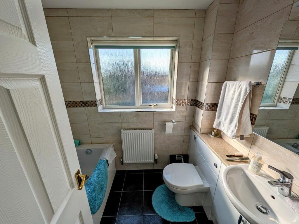 20 Hampden Close bathroom.jpg