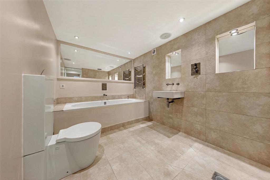 Bathroom (4).jpg