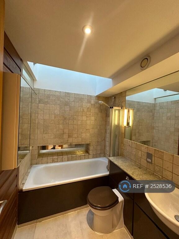 En-Suite Bathroom For Master Bedroom 