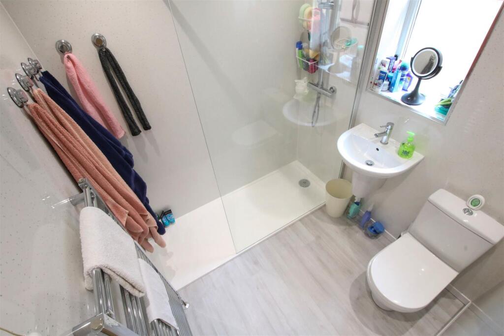 CONTEMPORARY SHOWER ROOM