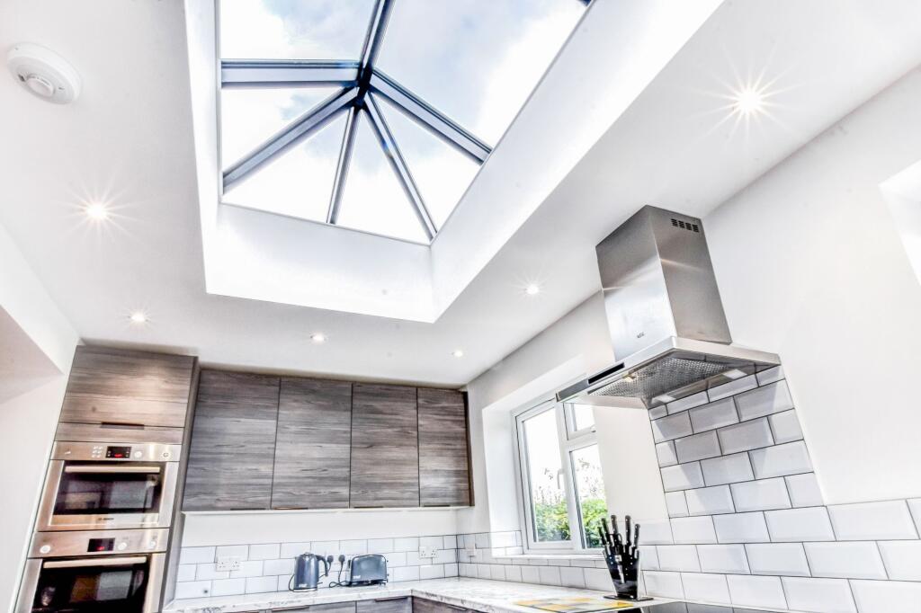 LOUNGE / KITCHEN / DINING AREA