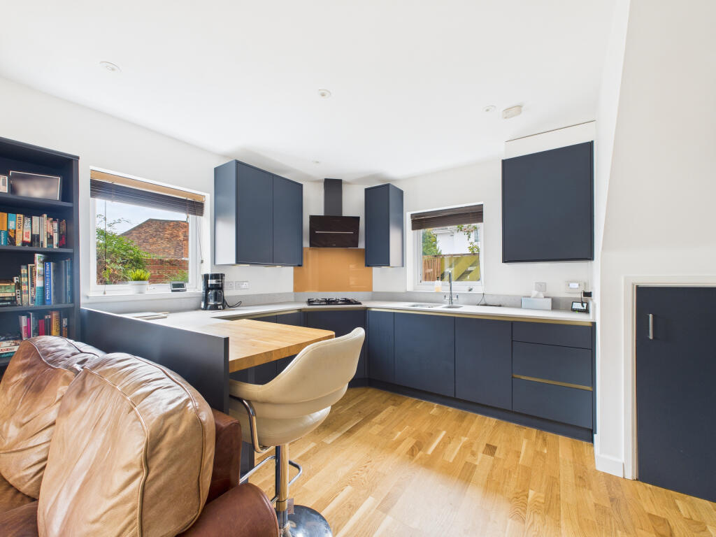 CAM02909G0-PR0504-STILL001