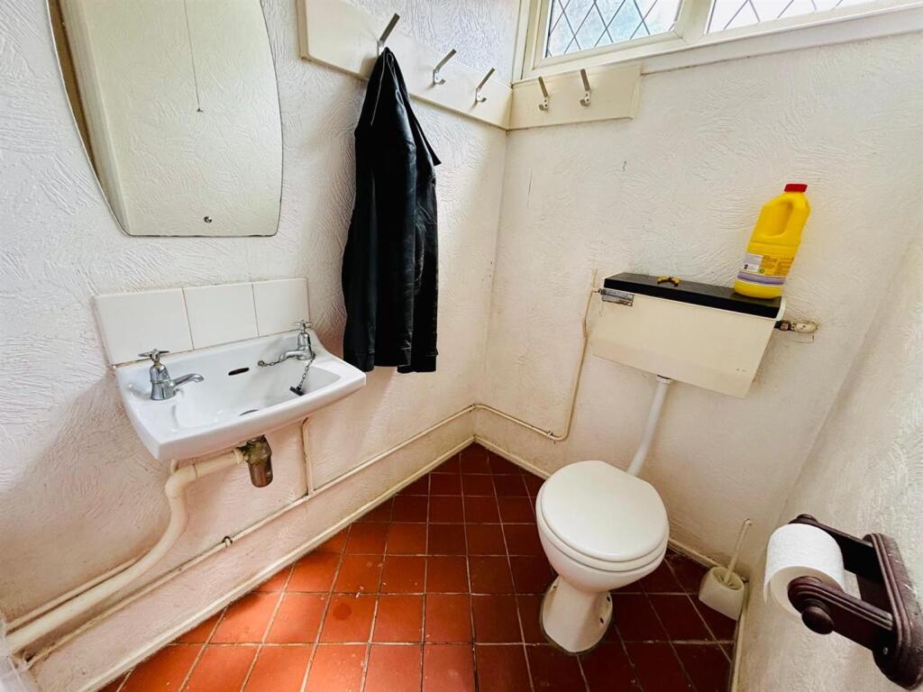 Cloakroom / WC: